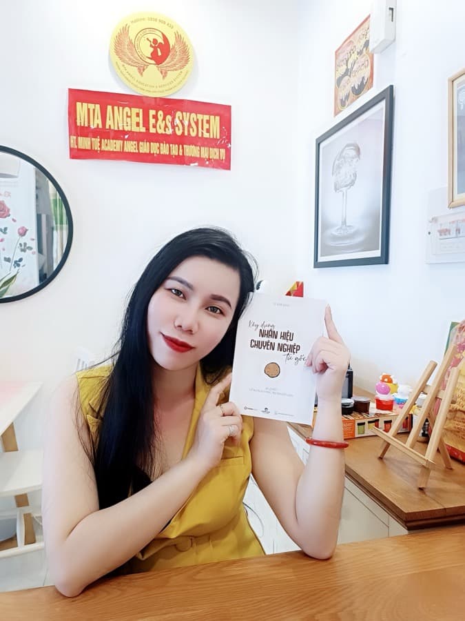 Độc giả cùng cuốn sách Xây dựng nhân hiệu chuyên nghiệp từ gốc — 1