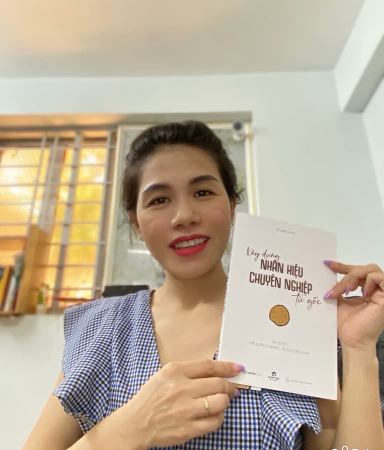 Độc giả cùng cuốn sách Xây dựng nhân hiệu chuyên nghiệp từ gốc — 2