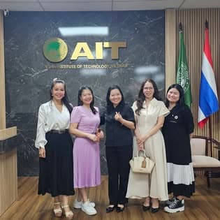 Cùng các học viên tại AIT Việt Nam